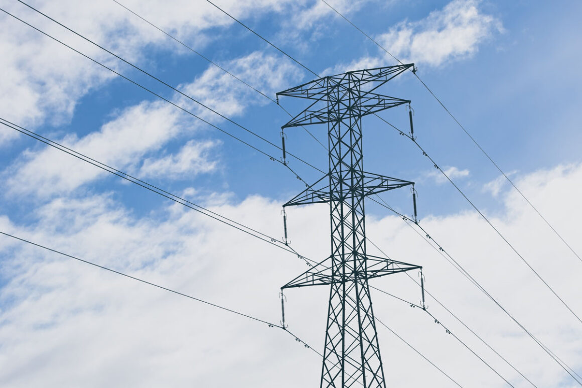 electric-tow4er-with-blue-cloudy-sky Construcción de líneas de transmisión eléctrica.