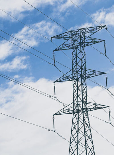 electric-tow4er-with-blue-cloudy-sky Construcción de líneas de transmisión eléctrica.