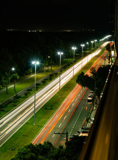 northsouth-avenue-night-motion-cars Diseño de proyectos de iluminación y alumbrado público