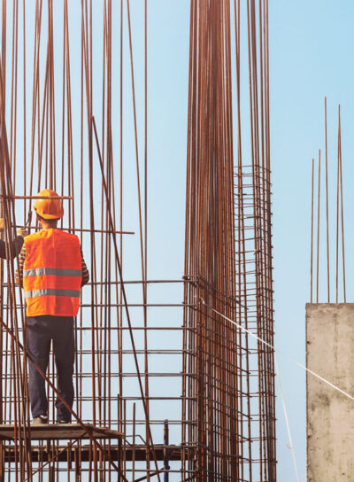 two-workers-overalls-protective-helmets-construction-site-outdoor Desarrollo de proyectos de obra civil