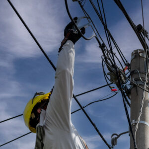 Construcción de líneas de distribución eléctrica en media y baja tensión
