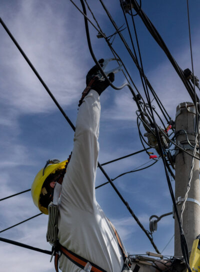 unrecognizable-person-installer-aerial-technology-cable-internet-with-security Construcción de líneas de distribución eléctrica en media y baja tensión